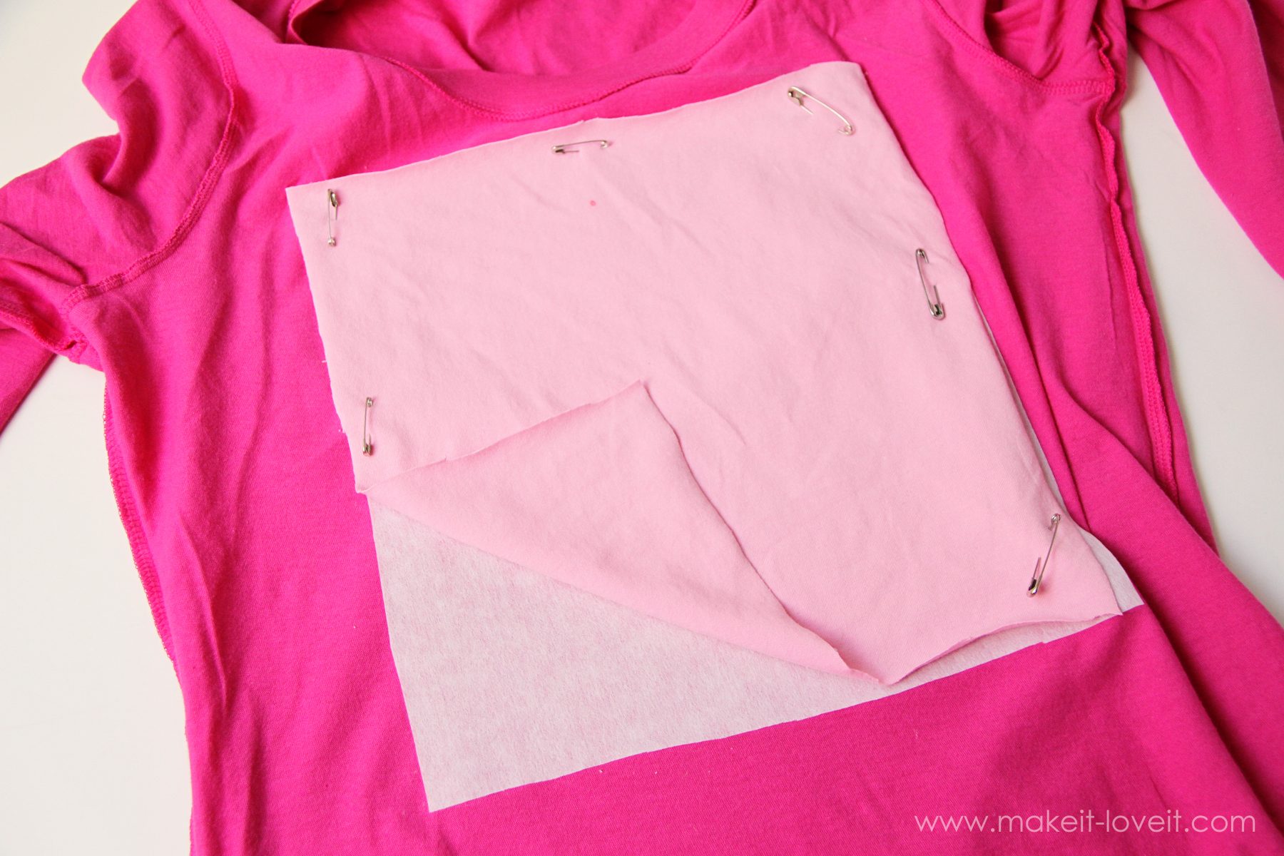 Tutorial: No-sew heart cut out t-shirt – Sewing