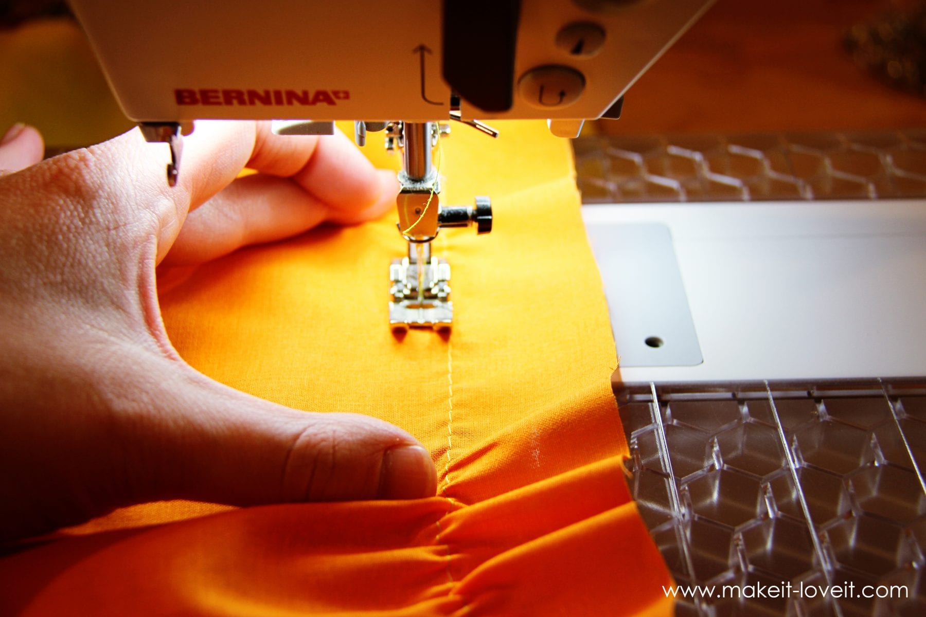 Sew a T-shirt with elastic thread. » BERNINA Blog